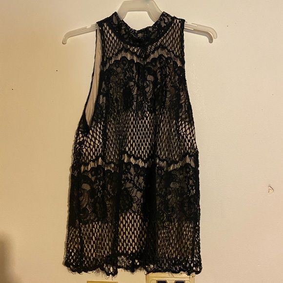 Fancy top that buttons in the back of the neck - Picture 1 of 2